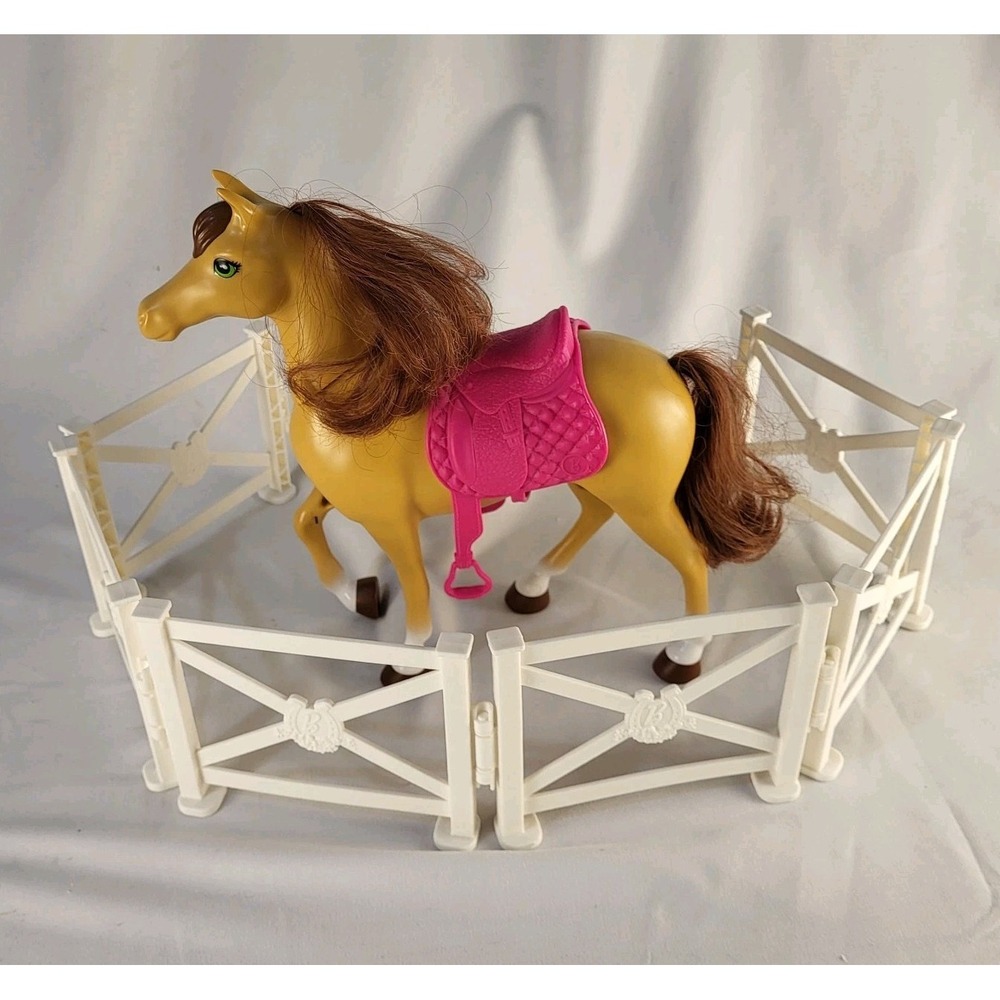 2018 Mattel BARBIE Horse from Hugs 'N' Horses With Hot Pink Saddle and Corral